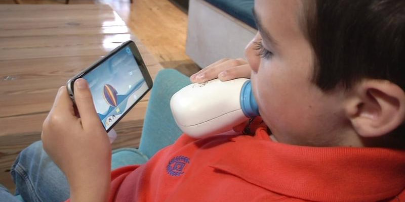 Child plays a video game synced to a spirometer
