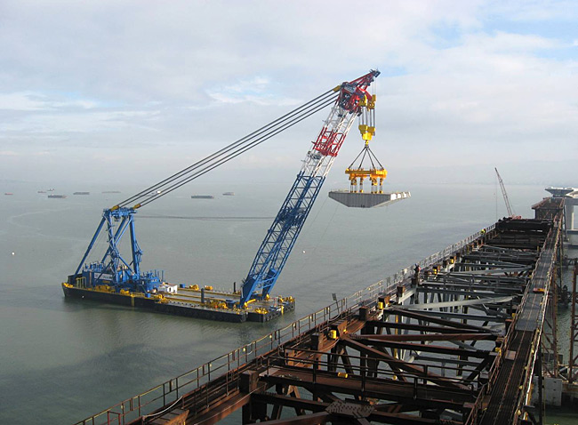 Floating crane lifting an orthotropic box girder