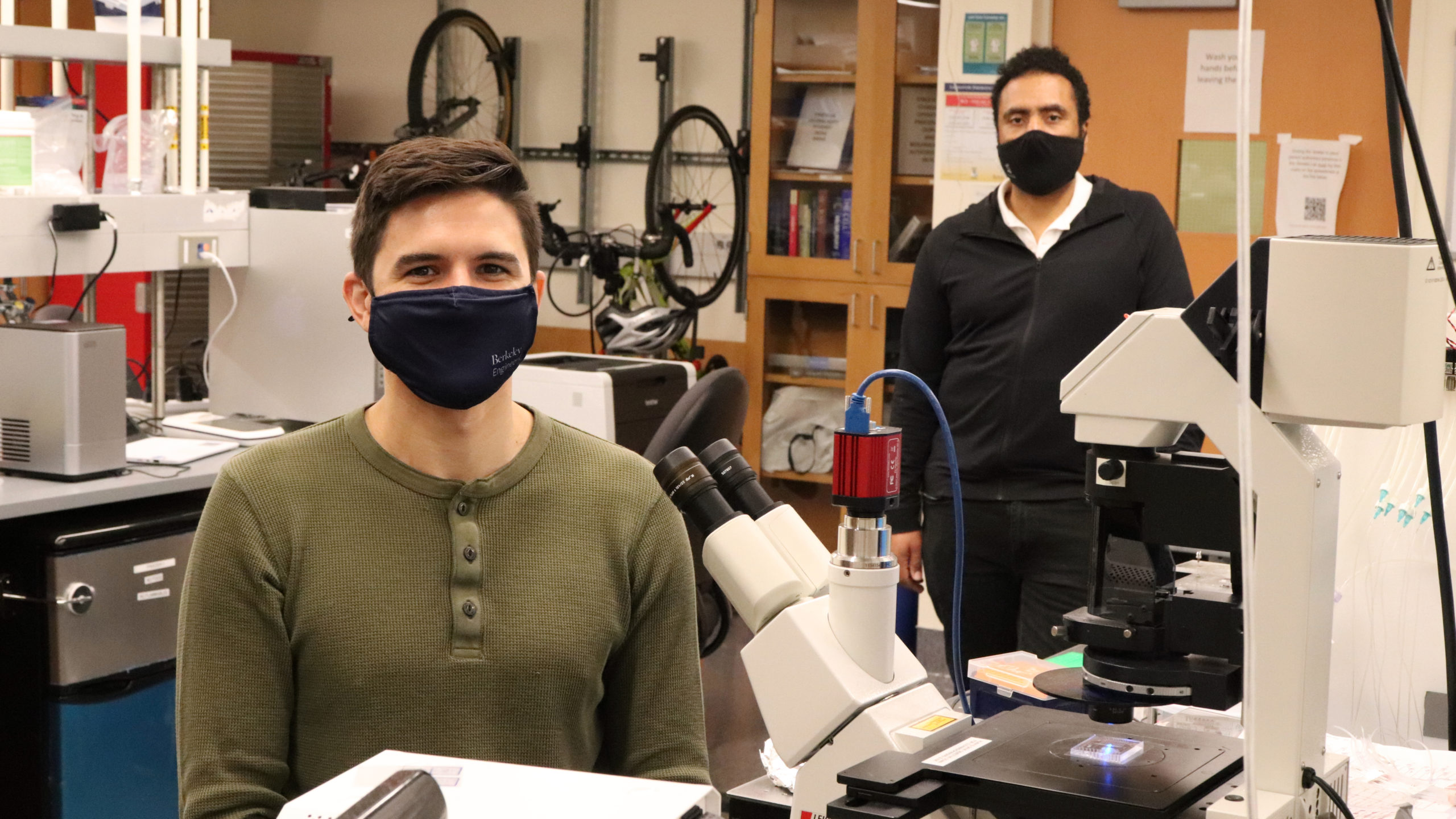 Ph.D. student Nicolas Altemose (left) and PI Aaron Streets (right) in the lab
