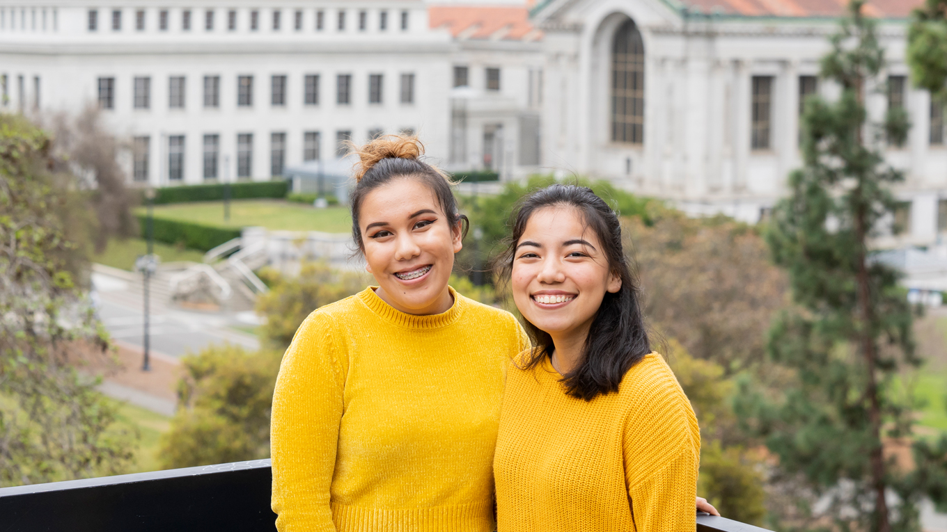 Two Berkeley Engineering students in front of Memorial Glade