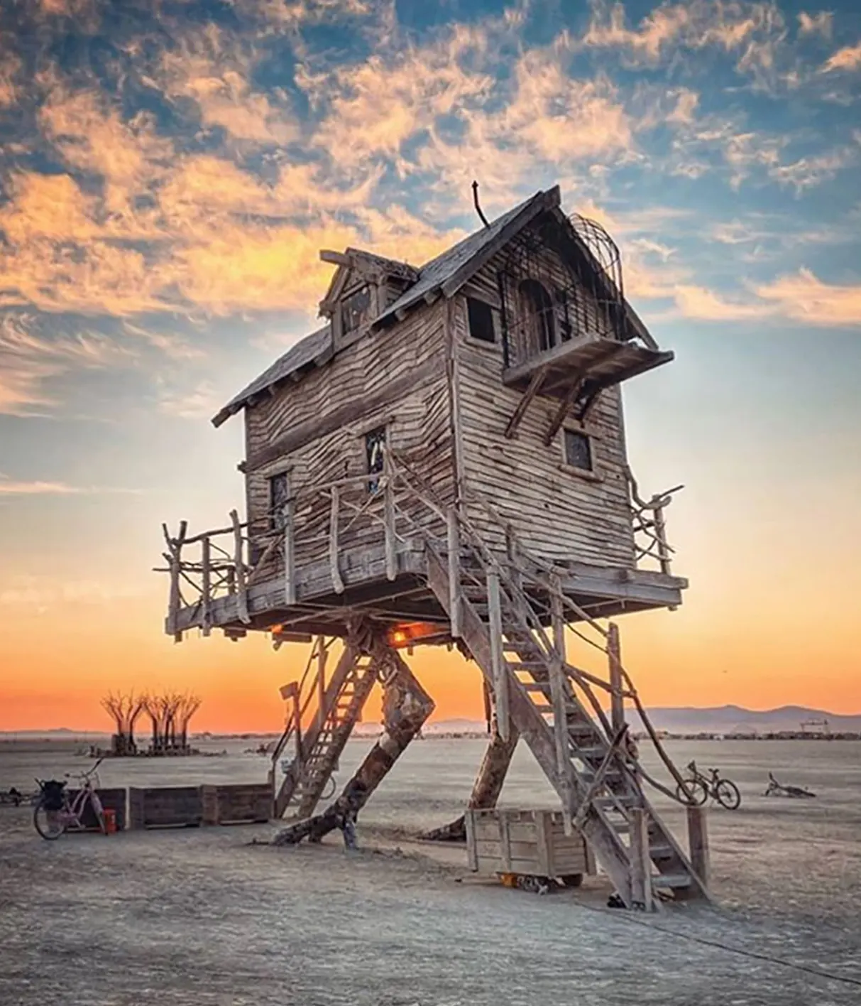 Interesting photo. Жилище на Burning man. Необычные фотографии. Интересные фото. Избушка на курьих ножках.