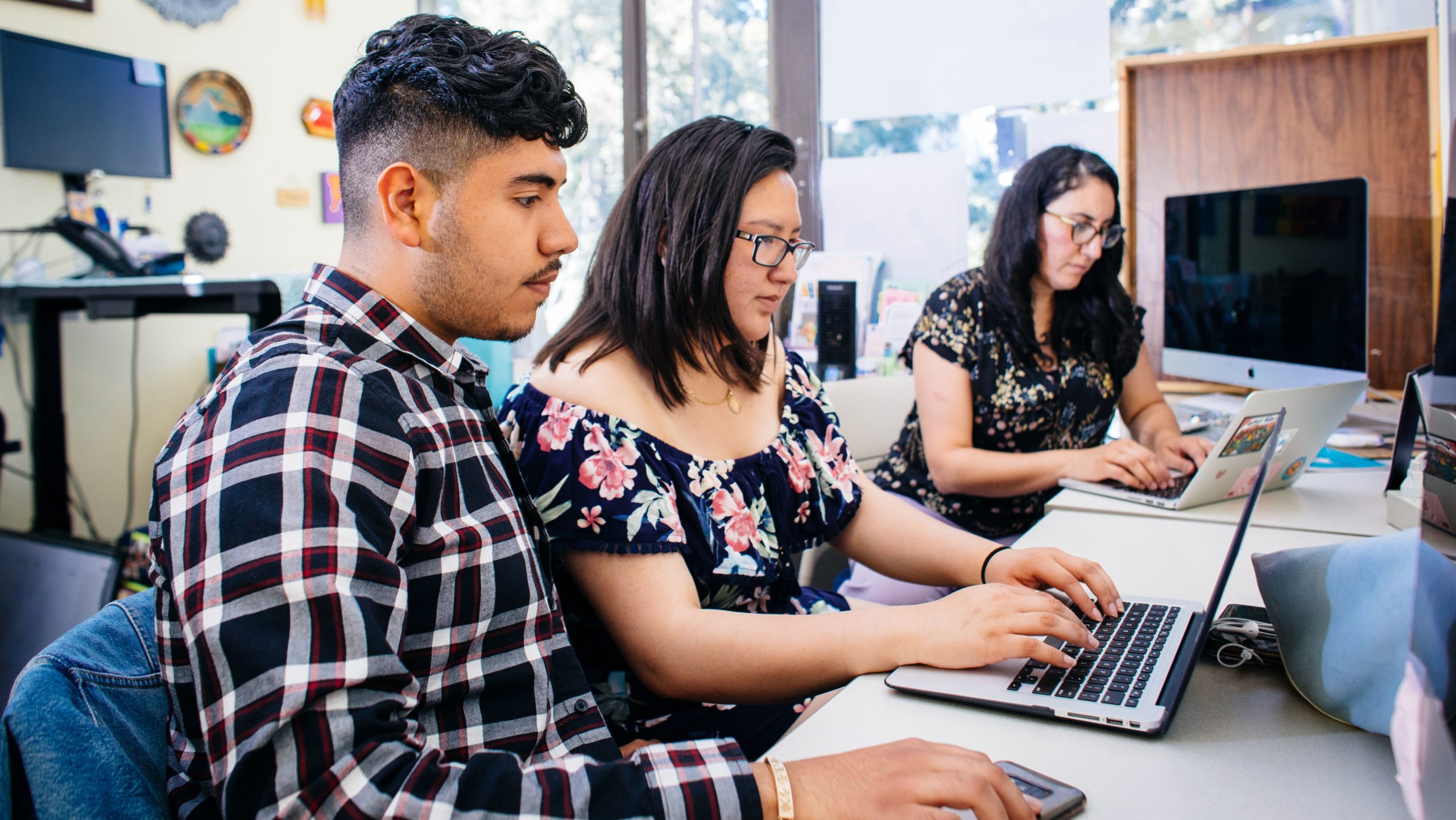 MSSE students working in a group on computers