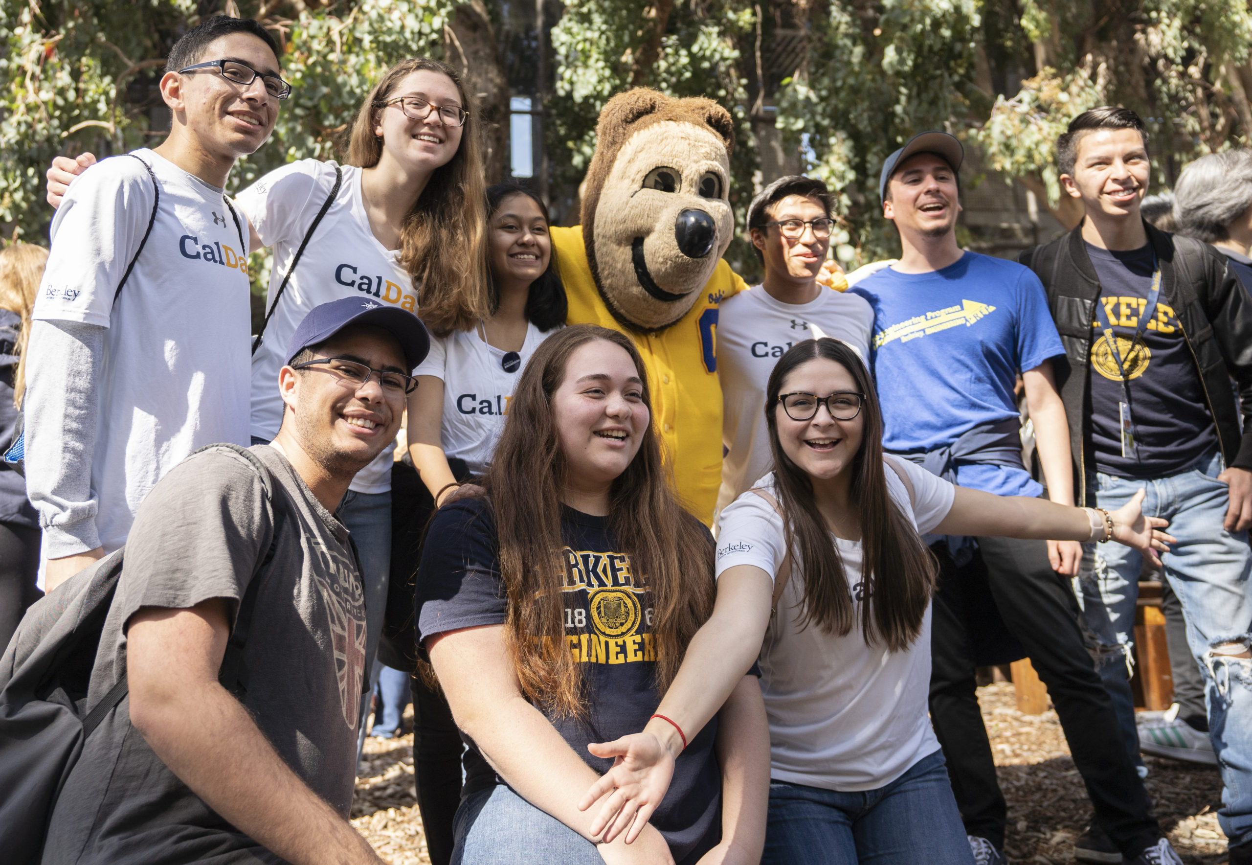 Group photo of students with Cal's mascot Oski