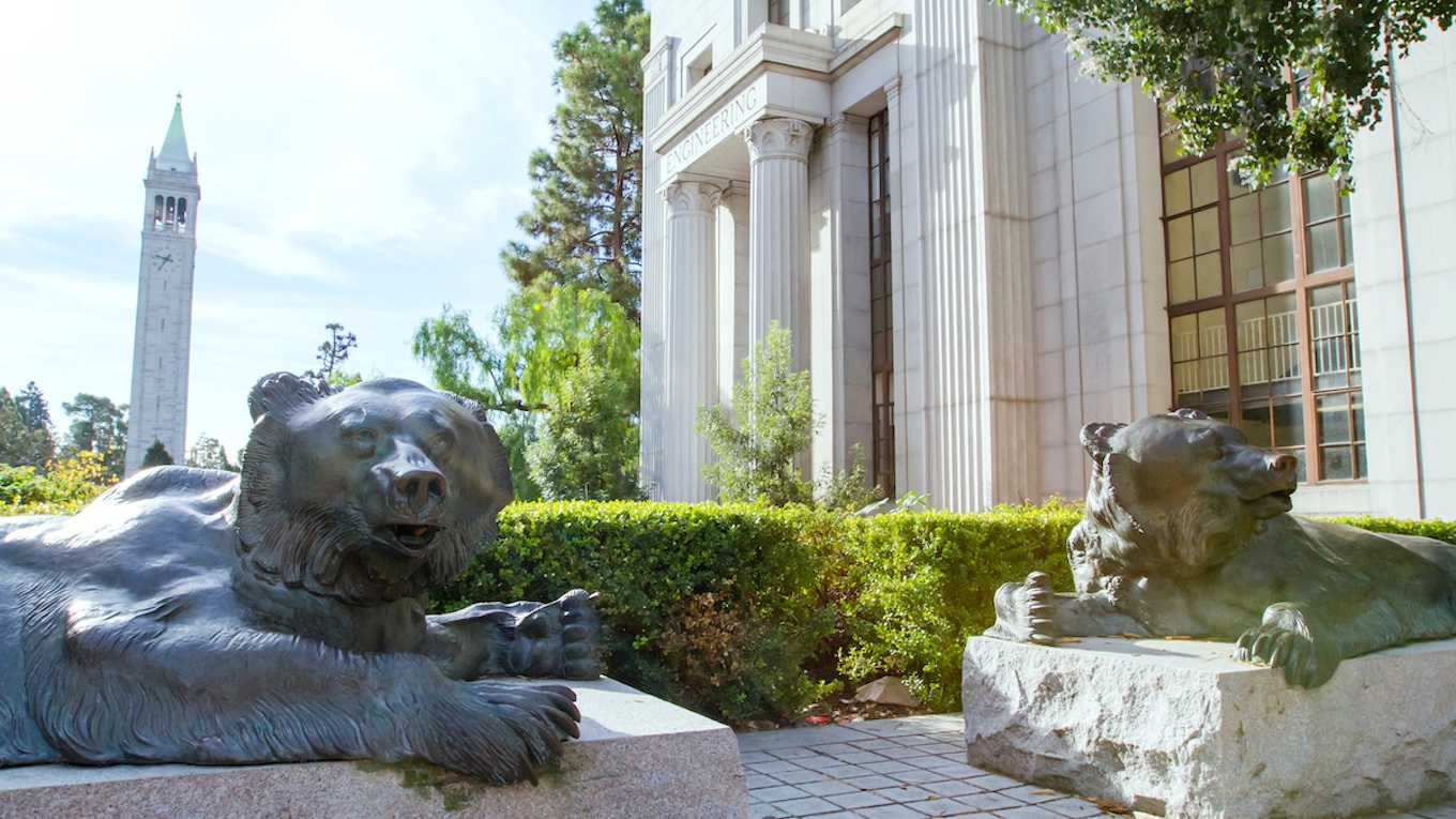 2015年11月18日，星期三，加利福尼亚州伯克利市的Macchi Bears、McLaughlin Hall和加州大学伯克利分校的Campanile。（照片由Steve McConnell/Berkeley Engineering拍摄）