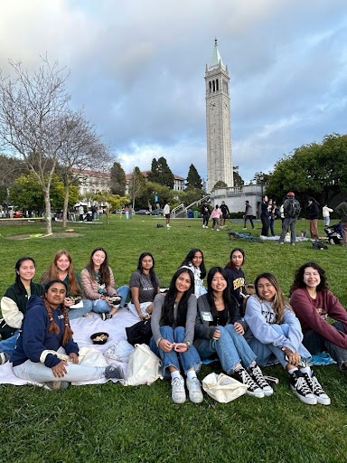 SWE OHP - Students having picnic on Memorial Glade