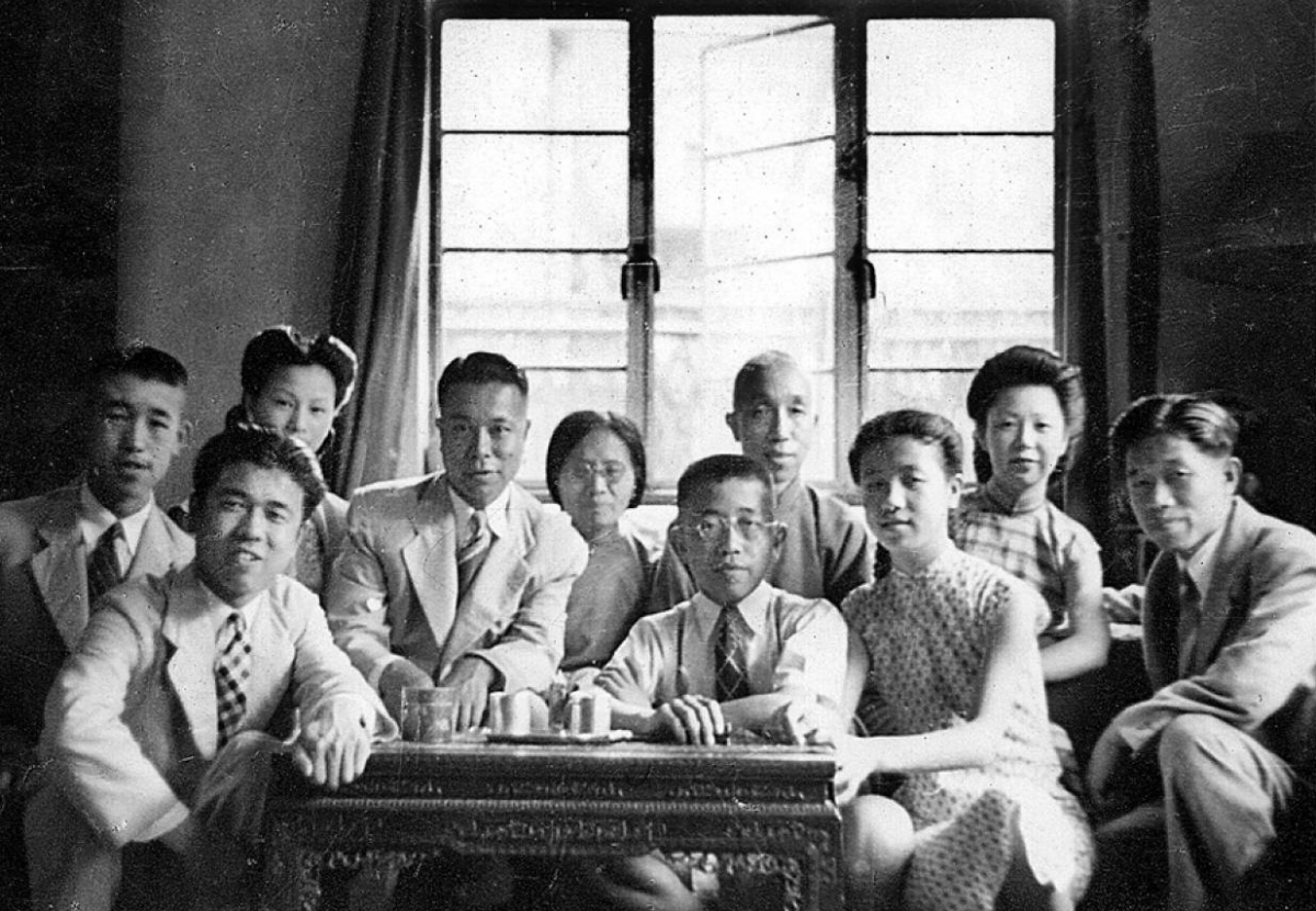 Ernie Kuh with family in Shanghai, 1944.